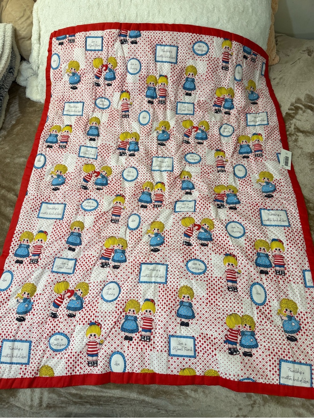 Vintage 1970s Quilted Toddler Blanket Featuring Raggedy Ann and Andy Theme.
